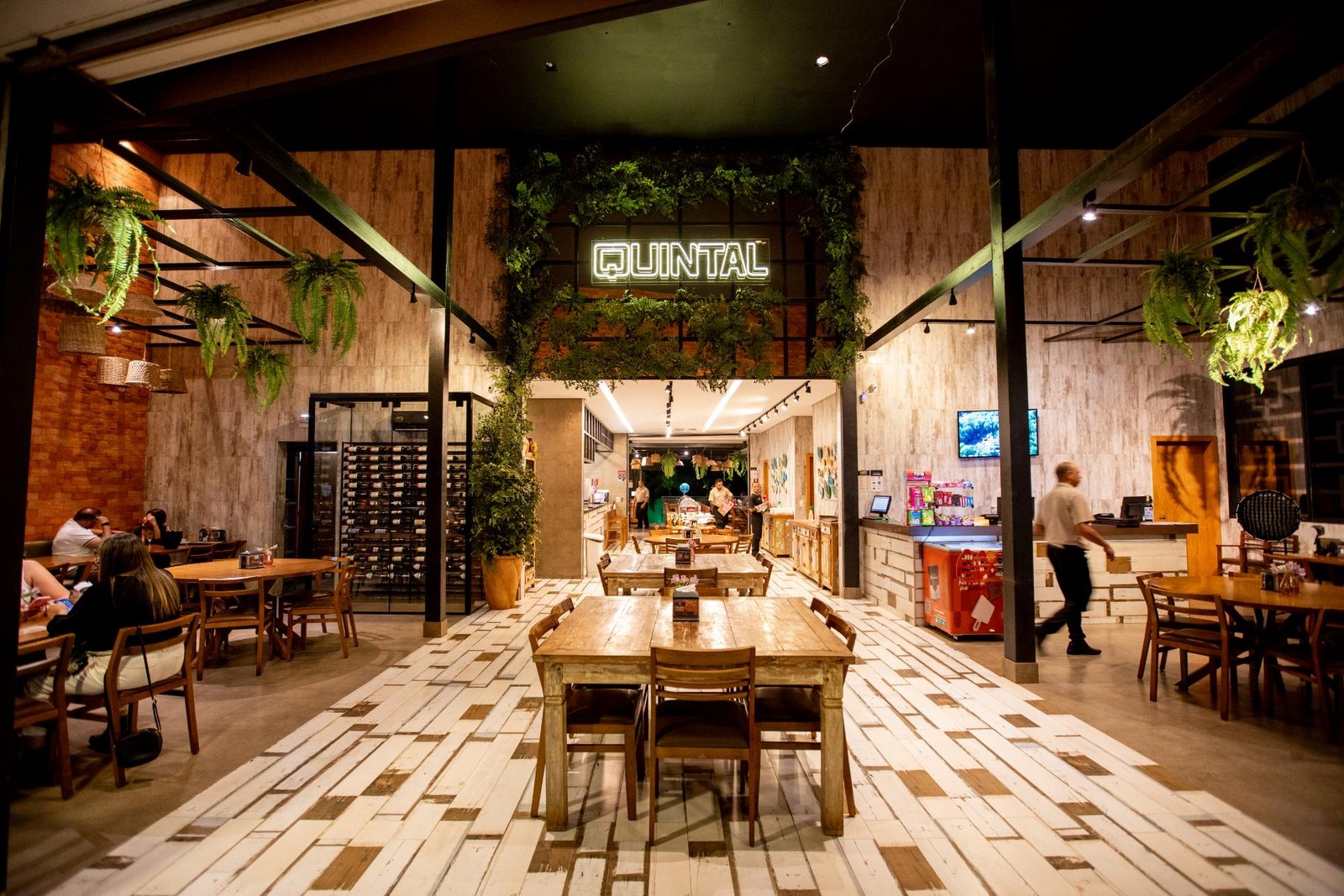 Restaurant hero image desktop