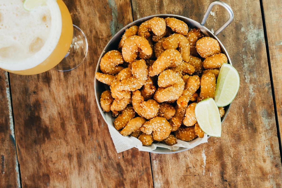 CAMARÃO EMPANADO COM GERGELIM