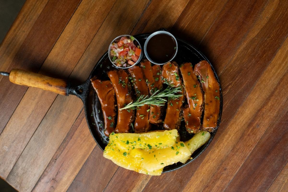 COSTELINHA SUÍNA COM MANDIOCA