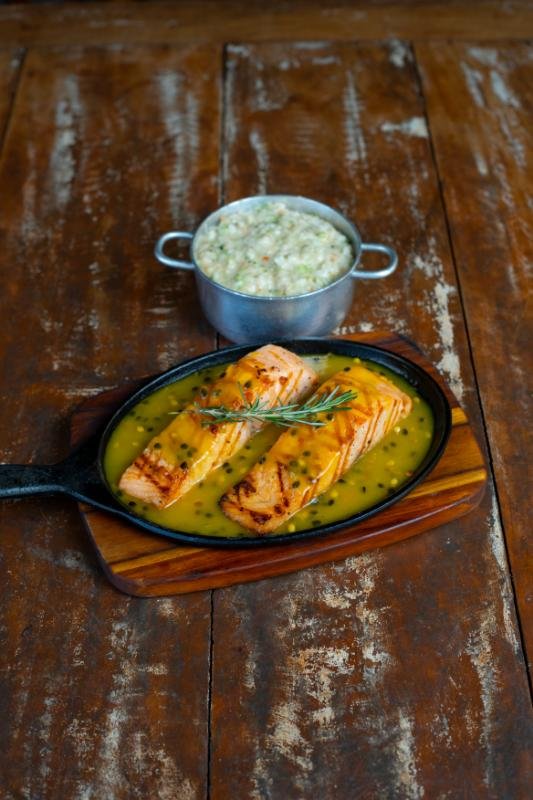 SALMÃO AO MOLHO DE MARACUJÁ