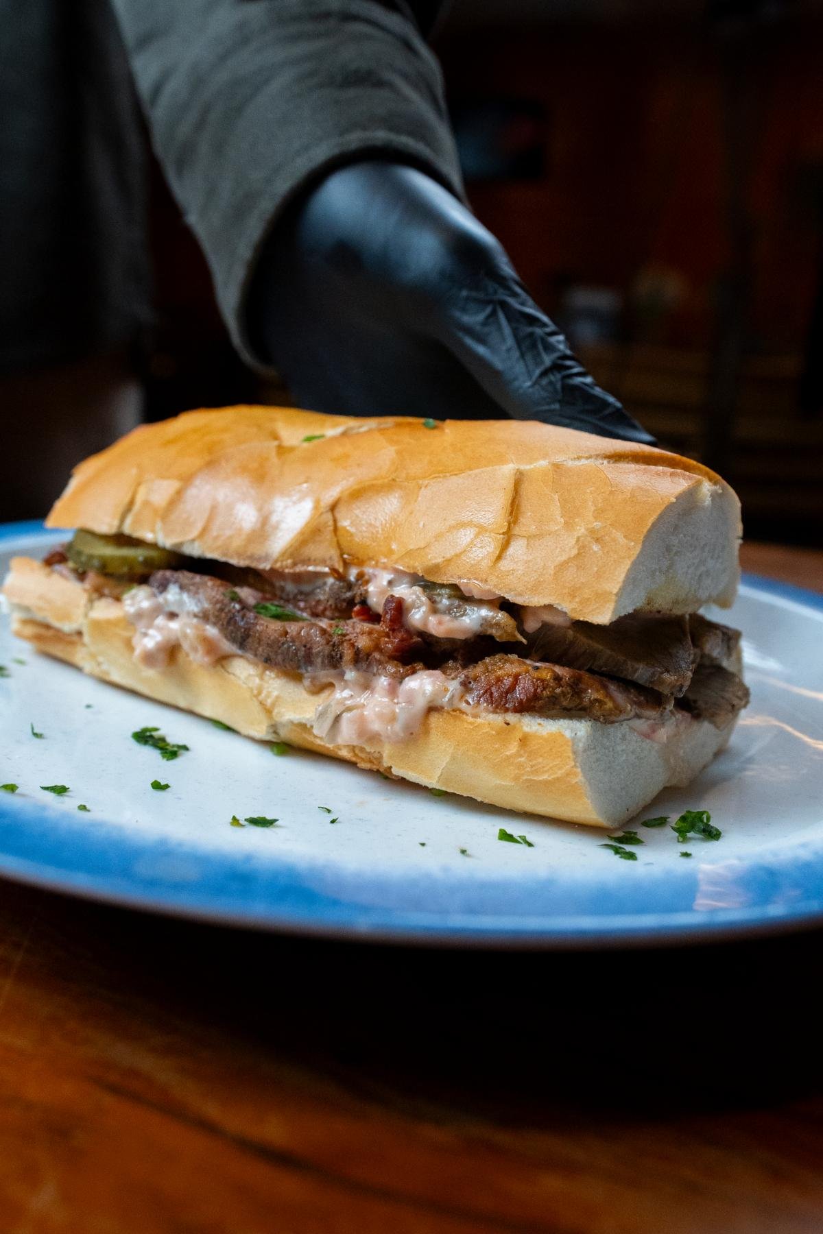 SANDUÍCHE DE BRISKET ANGUS E PICLES