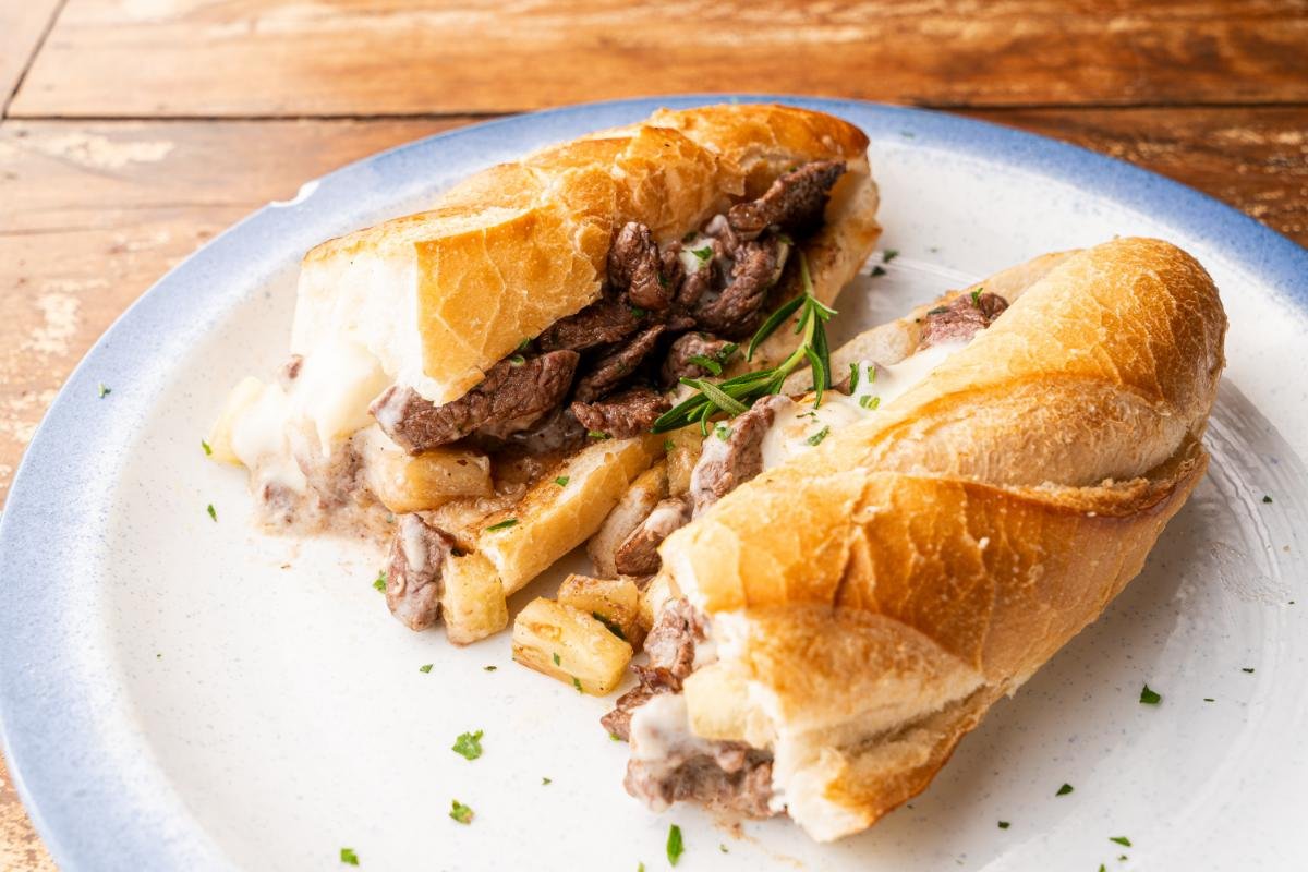 SANDUÍCHE DE FILÉ MIGNON COM ABACAXI