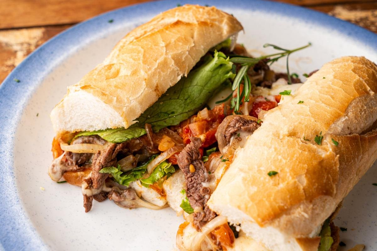 SANDUÍCHE DE FILÉ MIGNON COM TOMATE SECO