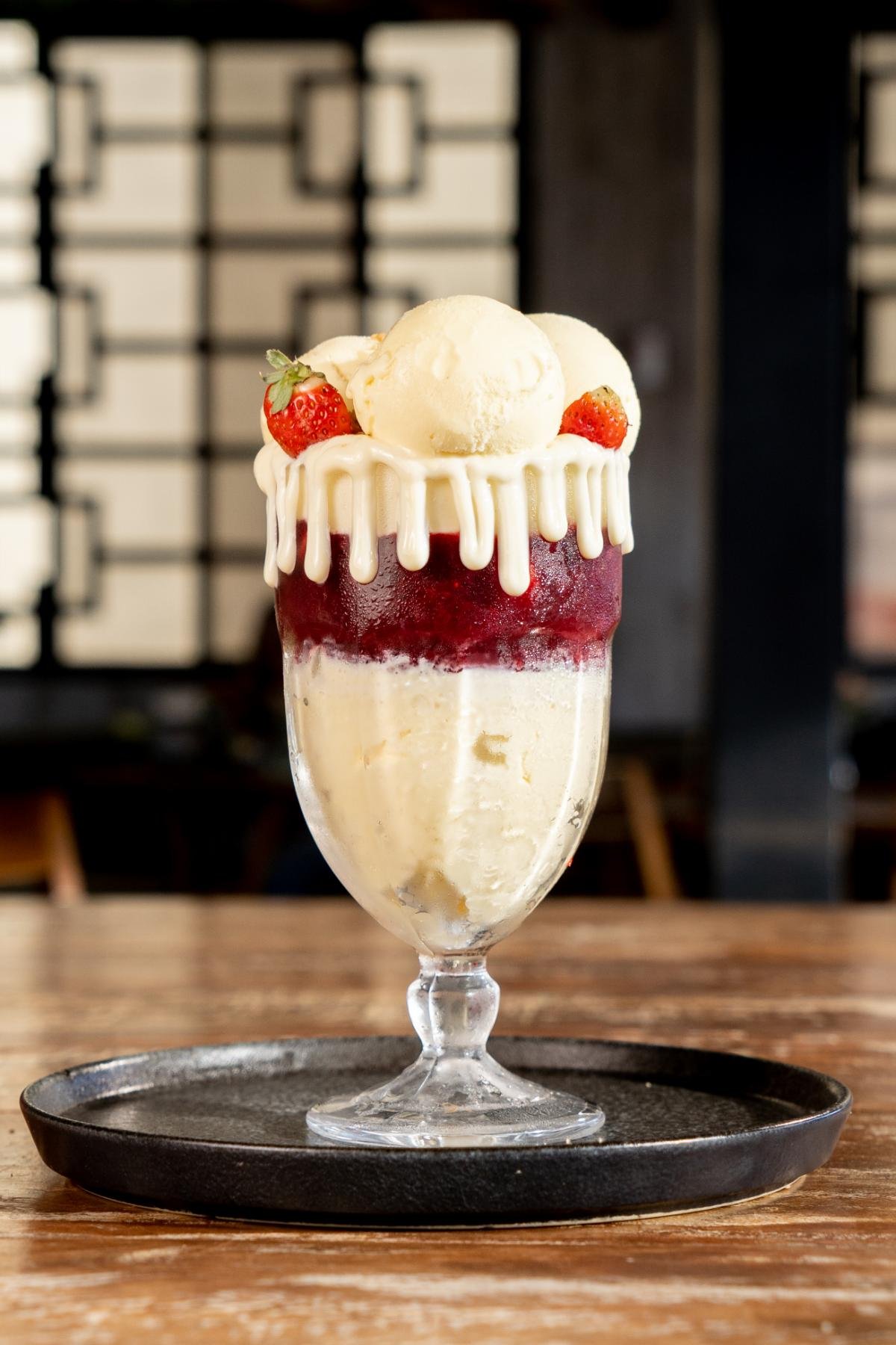 TAÇA DE NINHO COM FRUTAS VERMELHAS